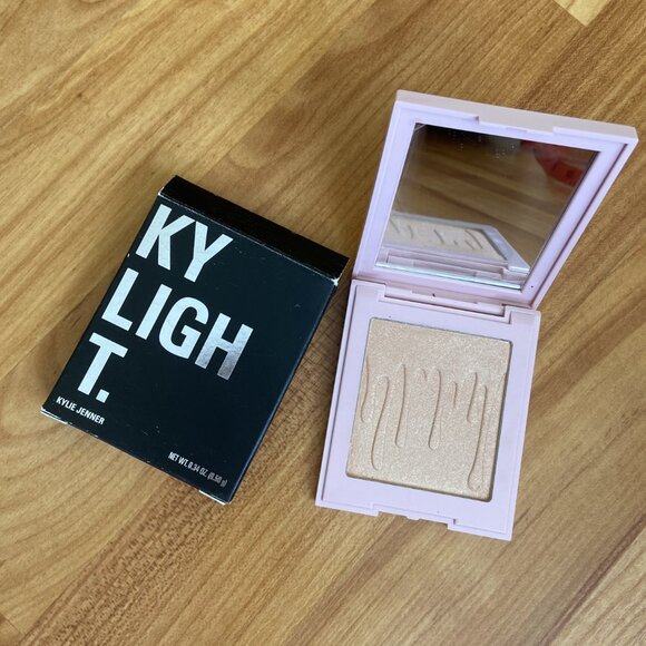 Kylie Kylight Pressed Illuminating Powder 'Cheers Darling' .34 oz (9.5 g) - Picture 4 of 5